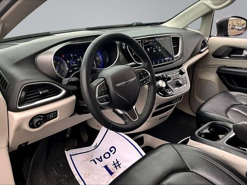Used 2023 Chrysler Pacifica Touring-L FWD image 17