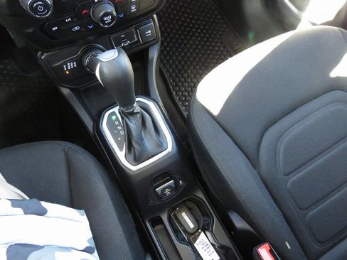 Used 2019 Jeep Renegade Latitude w/ Cold Weather Group image 23