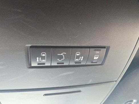 Used 2019 Dodge Grand Caravan SXT w/ Blacktop Package FWD image 20