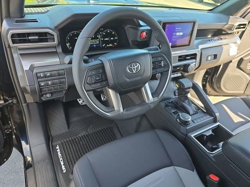Used 2025 Toyota Tacoma TRD Sport AWD/4WD image 17