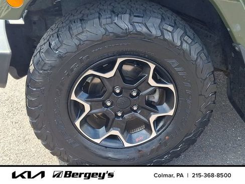 Used 2015 Jeep Wrangler Unlimited Sahara w/ Connectivity Group AWD/4WD image 10