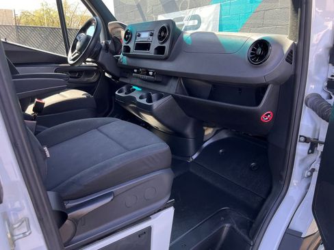 Used 2022 Mercedes-Benz Sprinter 2500 image 7