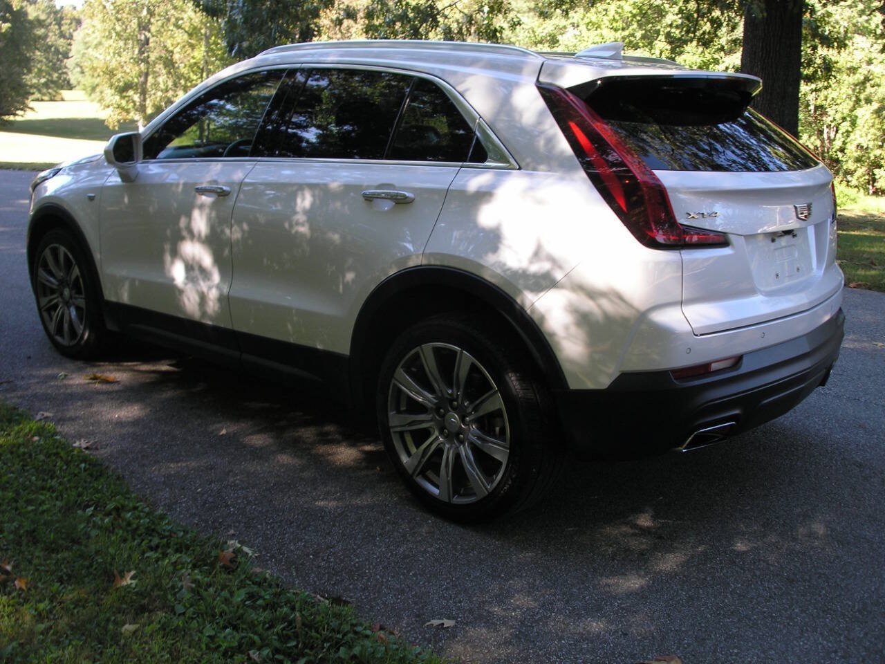 Used 2019 Cadillac XT4 Luxury w/ Cold Weather Package FWD image 11