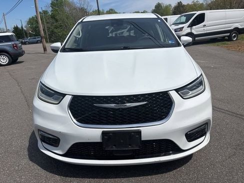 Used 2023 Chrysler Pacifica Touring-L FWD image 11
