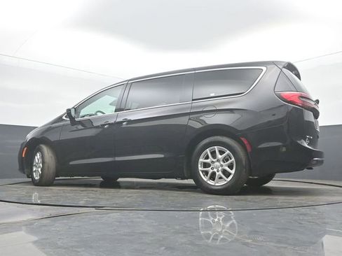 Used 2025 Chrysler Pacifica Select image 48