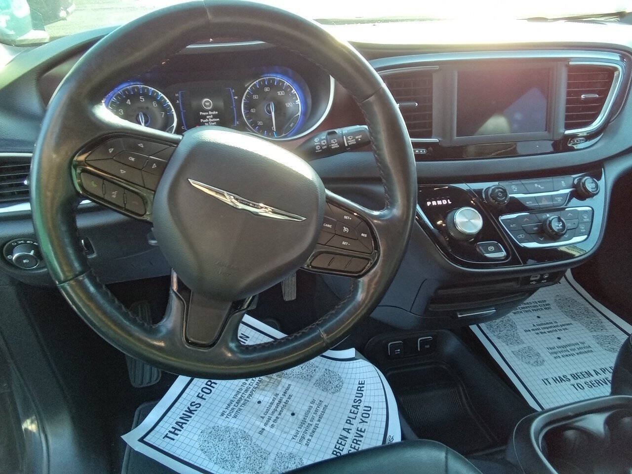 Used 2020 Chrysler Pacifica Touring-L FWD image 15