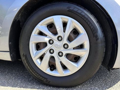 Used 2017 Hyundai Elantra SE FWD image 6