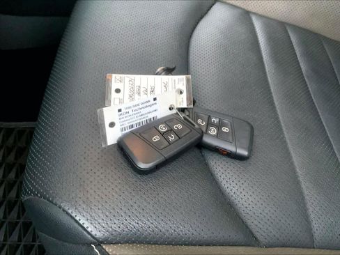 Used 2022 Volkswagen Taos SEL image 15