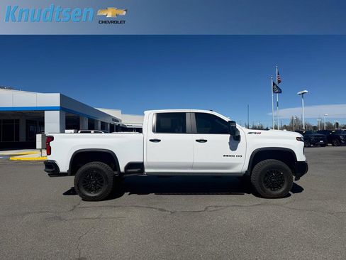 Used 2026 Chevrolet Silverado 2500 ZR2 w/ LPO, Dark Essentials Package image 8