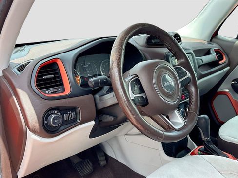 Used 2015 Jeep Renegade Latitude FWD image 9
