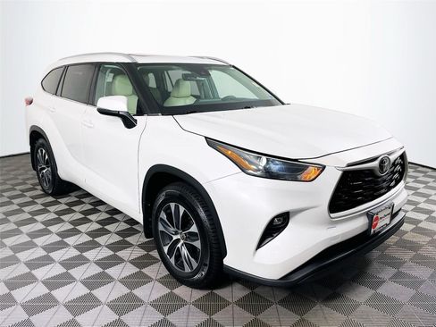 Used 2022 Toyota Highlander XLE AWD/4WD image 1