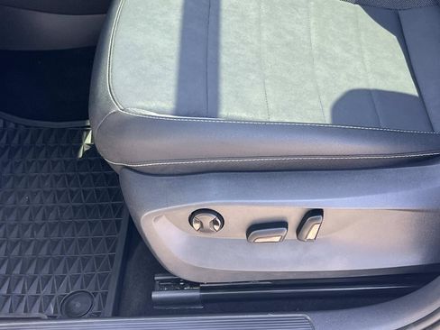 Certified 2023 Volkswagen Taos SE w/ Panoramic Sunroof Package FWD image 17