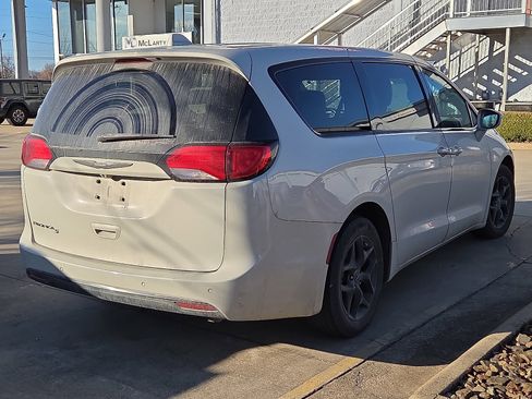 Used 2019 Chrysler Pacifica Touring Plus w/ S Appearance Package image 4