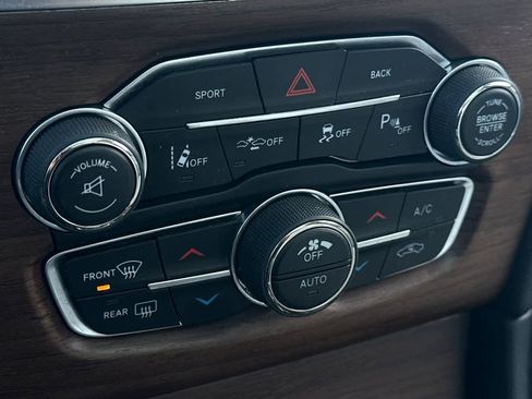 Used 2016 Chrysler 300 C Platinum w/ Safetytec Plus Group image 21