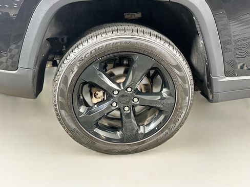 Used 2023 Jeep Grand Cherokee Limited w/ Black Appearance Package AWD/4WD image 11