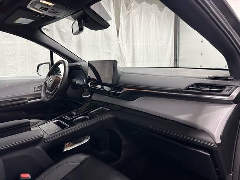 Used 2025 Toyota Sienna XSE image 65