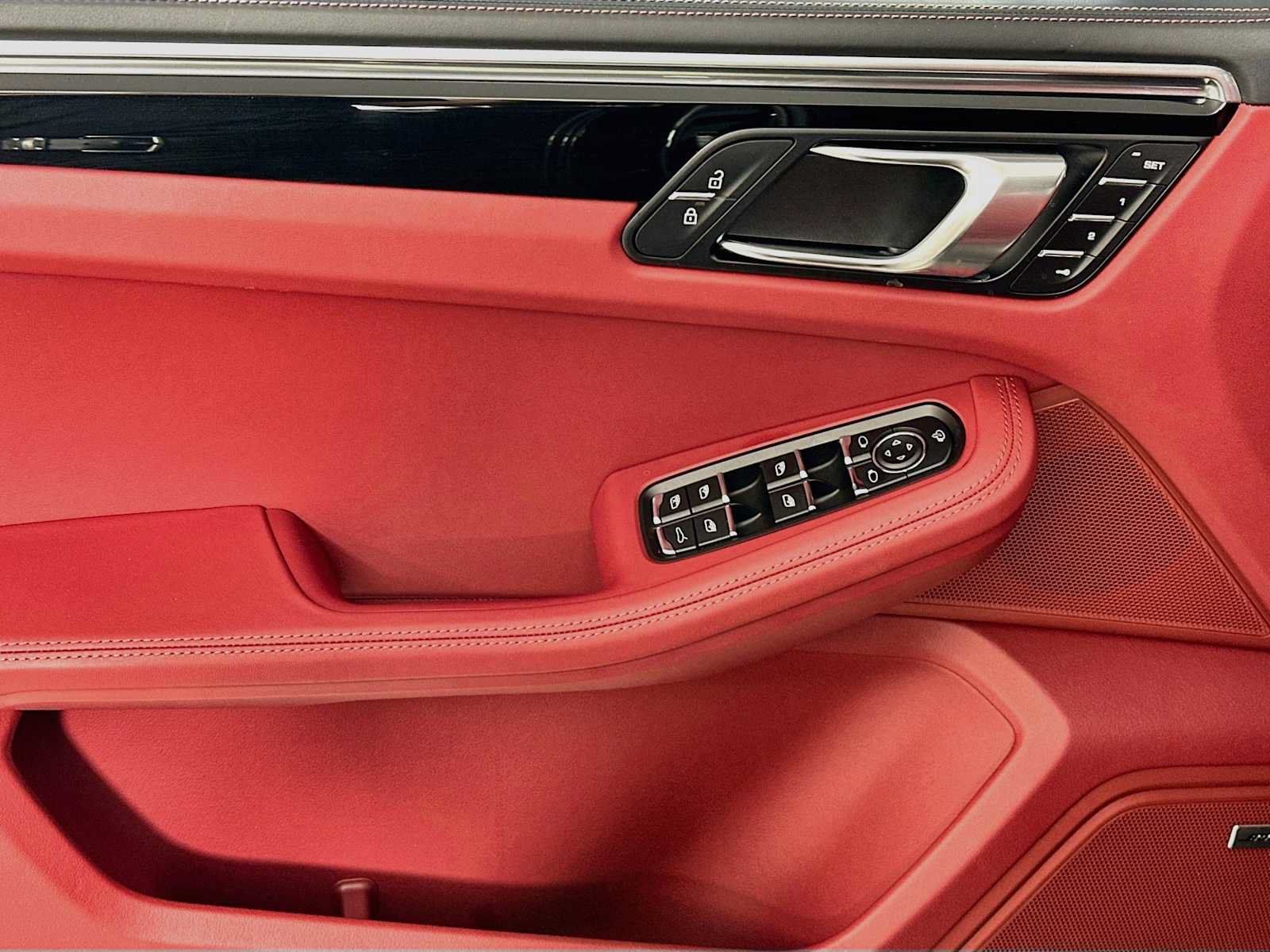 Certified 2025 Porsche Macan AWD/4WD image 11
