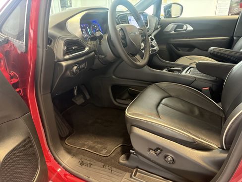 Used 2026 Chrysler Pacifica Limited w/ S Appearance Package image 7