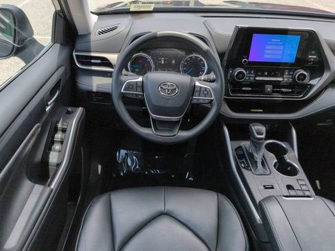 Certified 2024 Toyota Highlander XLE FWD image 16