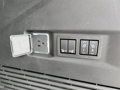 Used 2023 Chevrolet Tahoe Z71 w/ Luxury Package image 18