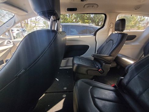 Used 2022 Chrysler Pacifica Touring-L image 5