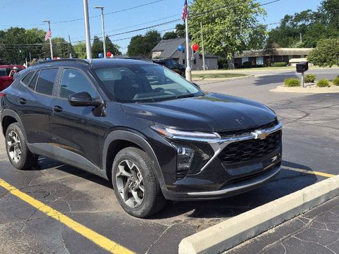 Used 2024 Chevrolet Trax LT w/ Driver Confidence Package FWD image 2