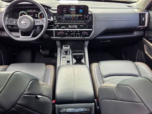 Used 2025 Nissan Pathfinder Platinum image 8