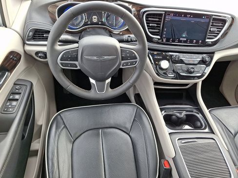 Used 2024 Chrysler Pacifica Limited image 13