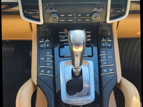 Used 2017 Porsche Cayenne AWD/4WD image 30
