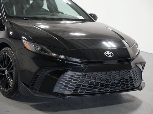 Used 2025 Toyota Camry SE FWD image 4