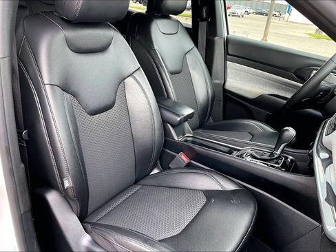 Used 2024 Jeep Compass Latitude AWD/4WD image 7