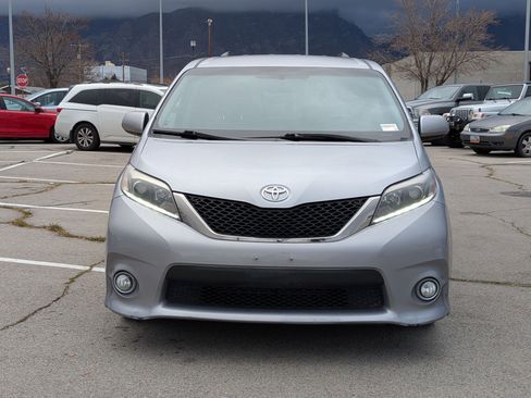 Used 2017 Toyota Sienna SE image 11