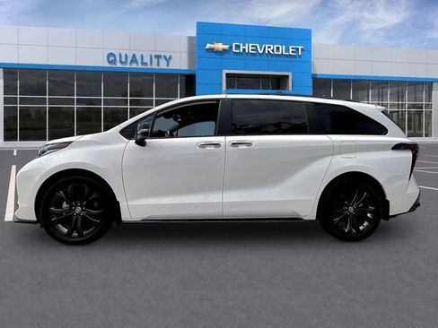 Used 2025 Toyota Sienna XSE w/ XSE Premium Package FWD image 4