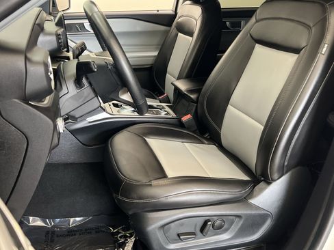 Used 2022 Ford Explorer XLT w/ Equipment Group 202A AWD/4WD image 12