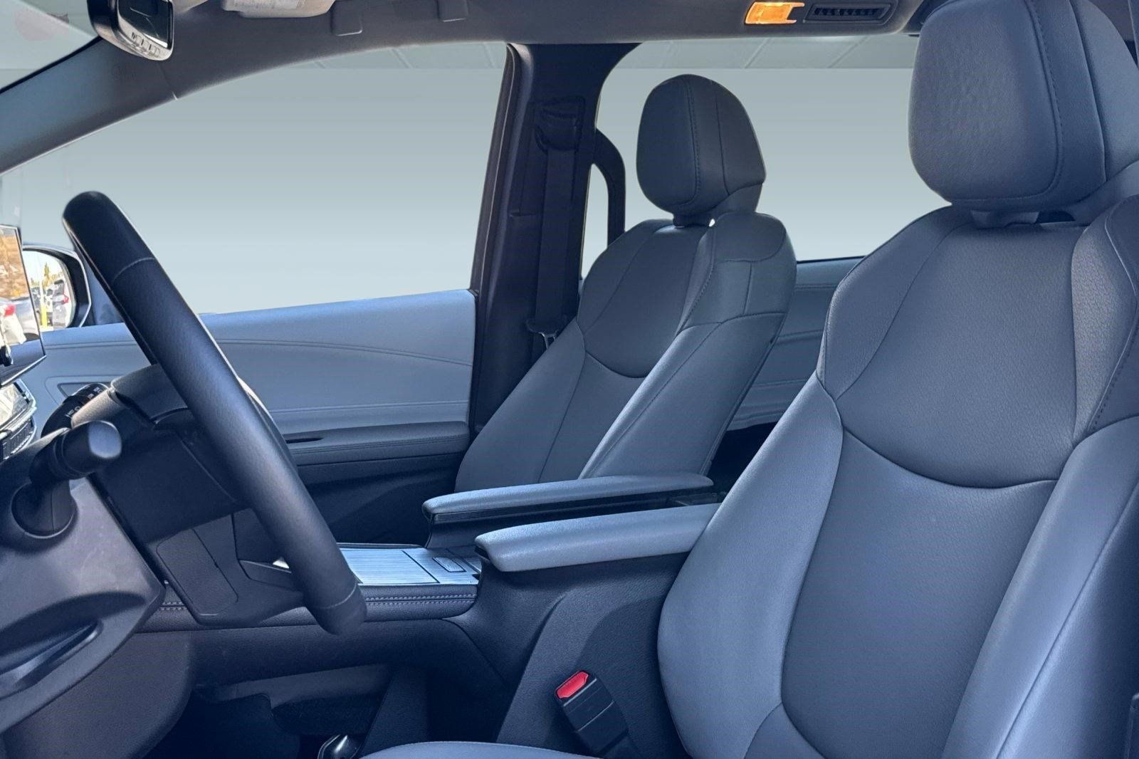 Used 2026 Toyota Sienna XLE FWD image 5