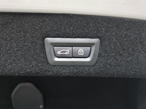 Used 2017 BMW 750i image 16