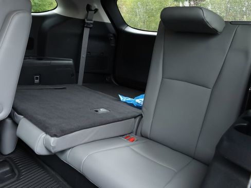 Used 2024 Toyota Highlander XLE image 12