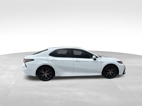 Used 2022 Toyota Camry SE FWD image 4