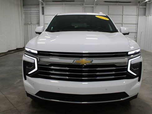 Used 2025 Chevrolet Suburban LT RWD image 3