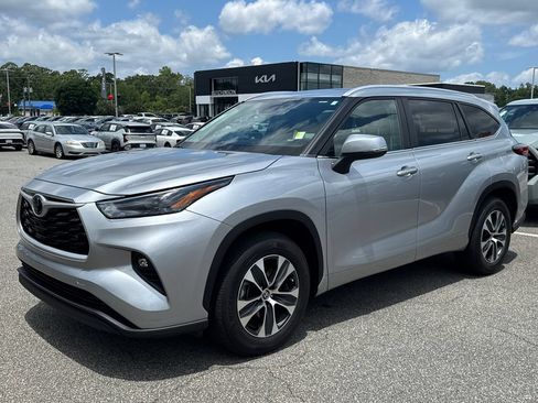 Used 2023 Toyota Highlander XLE FWD image 7