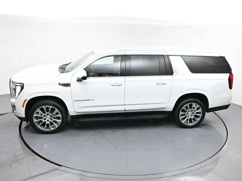 Used 2025 GMC Yukon XL Denali AWD/4WD image 27