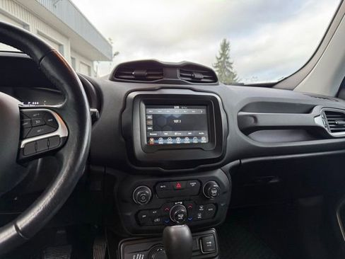 Used 2019 Jeep Renegade Latitude w/ Cold Weather Group image 21
