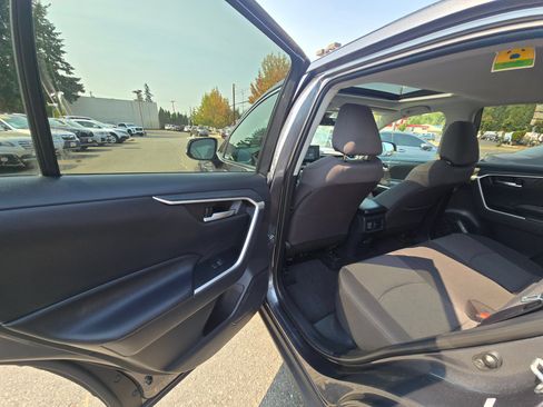 Used 2019 Toyota RAV4 XLE w/ Carpet Mat Package AWD/4WD image 15