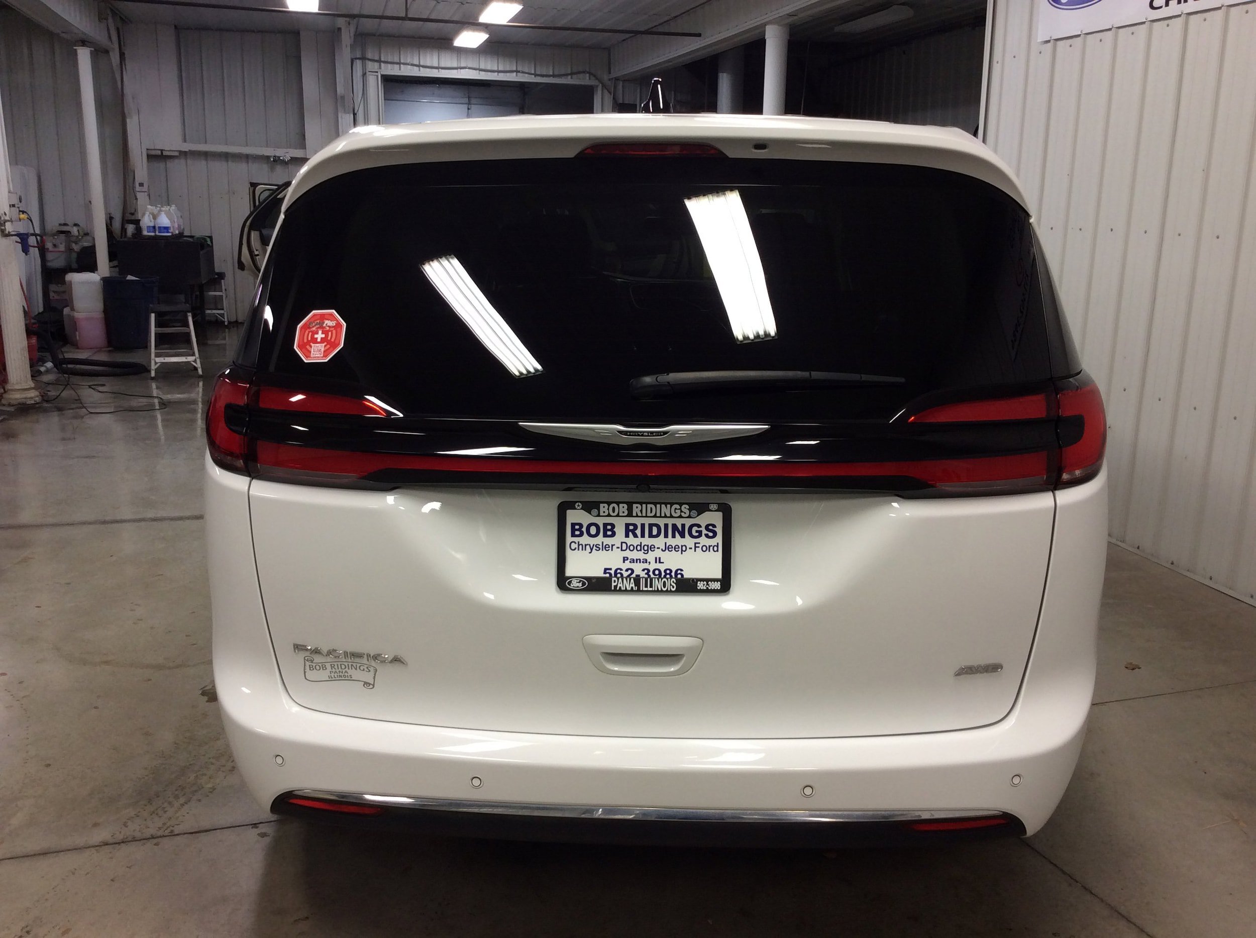 Used 2024 Chrysler Pacifica Touring-L AWD/4WD image 4