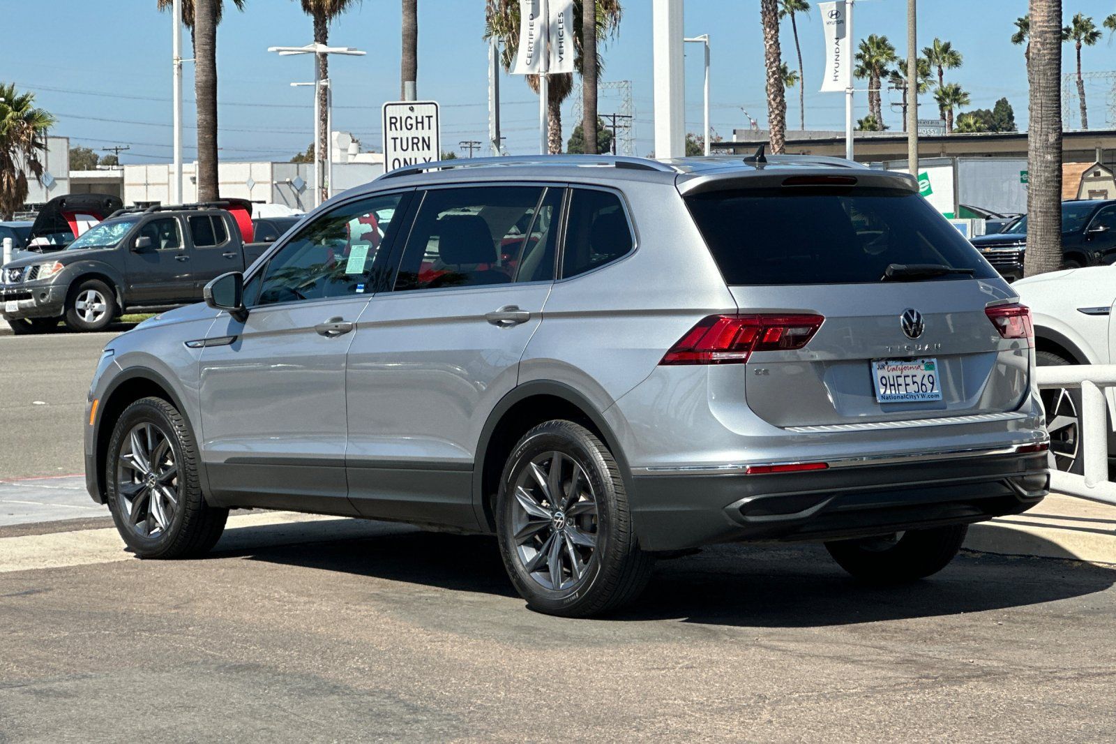Used 2023 Volkswagen Tiguan SE w/ Panoramic Sunroof Package FWD image 6