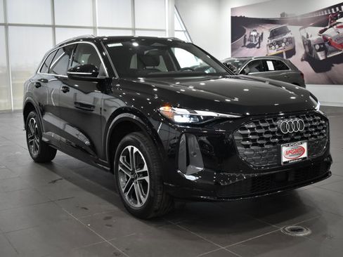 Used 2025 Audi Q5 Premium w/ Convenience Package image 5