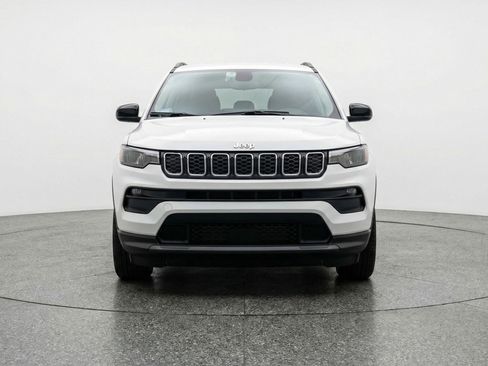 Used 2025 Jeep Compass Latitude AWD/4WD image 2