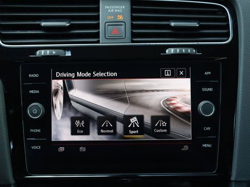 Used 2018 Volkswagen Golf 4-Door FWD image 40