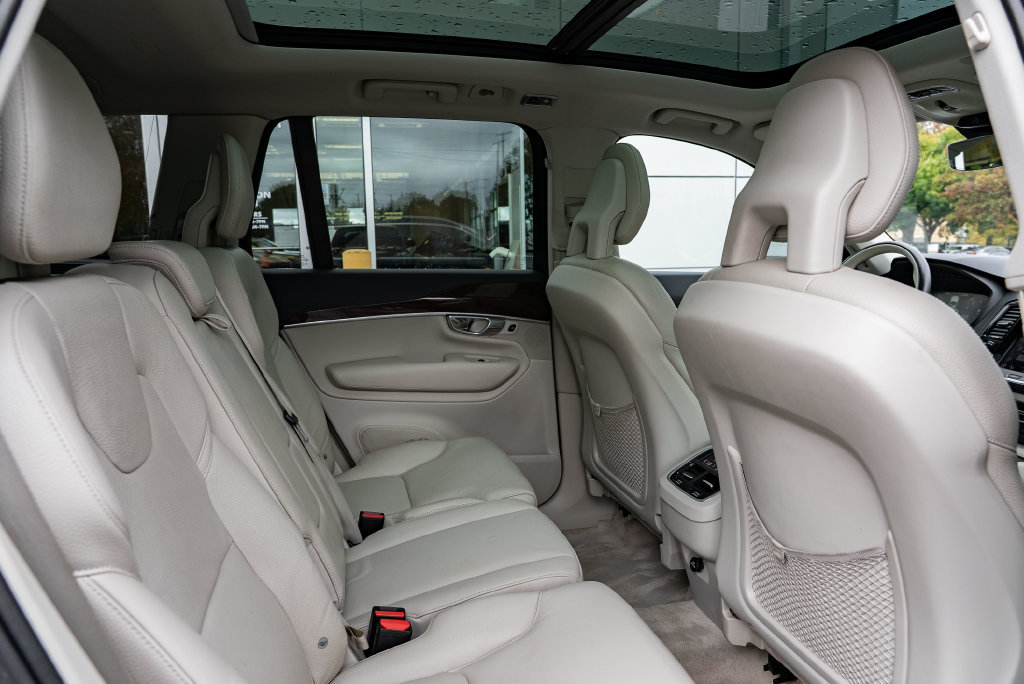 Used 2016 Volvo XC90 T6 Momentum w/ Momentum Plus Package AWD/4WD image 26