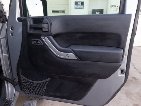 Used 2014 Jeep Wrangler Unlimited Sahara w/ Connectivity Group AWD/4WD image 16
